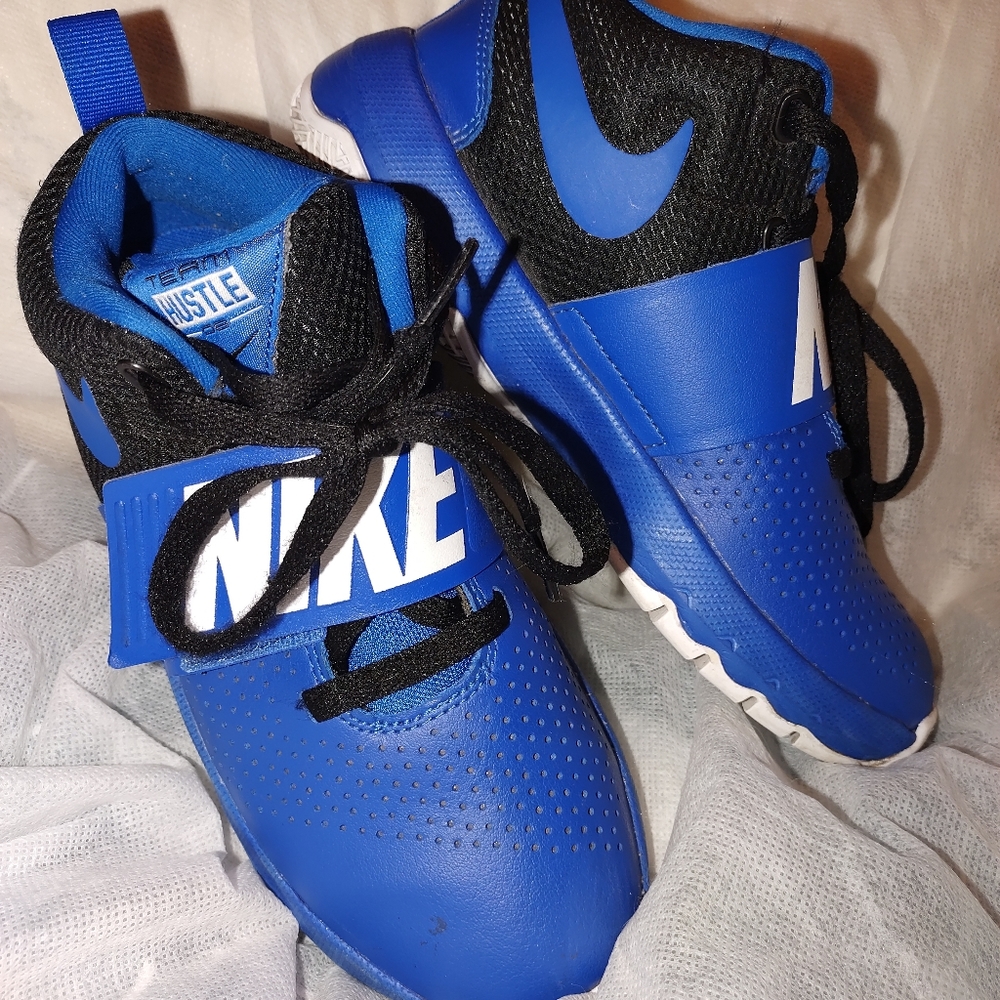 Nike Hustle boys sz 4y in EUC blue white